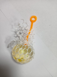 Игрушка-мялка антистресс белая сетка, прозрачный шарик с блестками  и желтым  хвостиком